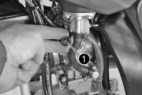6Choke (XCF W, SX F, EXC F AUS) Chokeknappen sitter till vänster på förgasaren. När chokefunktionen aktiveras öppnas ett hål i förgasaren så att motorn kan suga in extra bränsle.