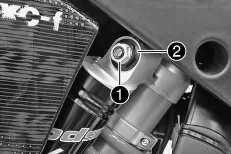UNDERHÅLL AV CHASSI OCH MOTOR 41 Vrid justerskruven medsols med en ringnyckel tills det tar stopp. Lossa inte skruvförbandet!