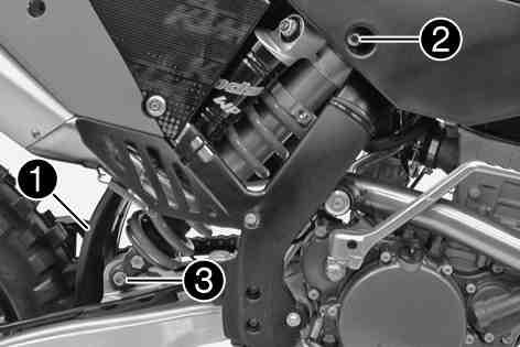 UNDERHÅLL AV CHASSI OCH MOTOR 45 13.13Demontera fjäderbenet x Palla upp motorcykeln. ( s 40) Ta bort skruven och sänk bakhjulet med baksvingen tills bakhjulet knappt kan rotera.
