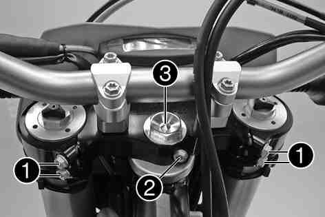 UNDERHÅLL AV CHASSI OCH MOTOR 50 13.25Ställa in styrhuvudets lagerspel x (SX F, 250 EXC F SIX DAYS EU) 800022-10 600876-10 Palla upp motorcykeln.