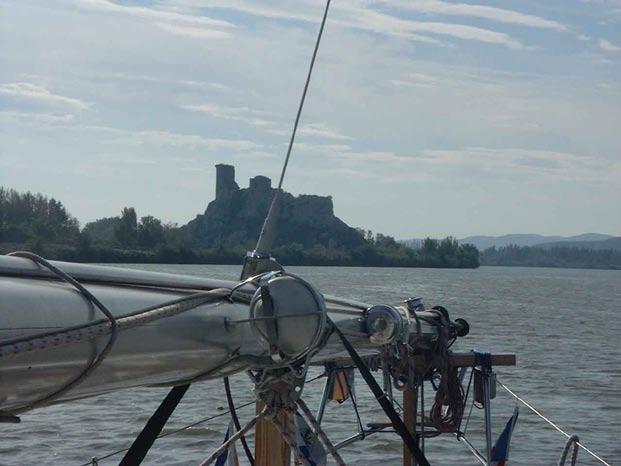 Nu kom vi in i Rhone där vi hittade billig röd diesel för 3 fr per liter. I Condrieu stannade vi 3 dagar i en fin hamn omgiven av vinfält.