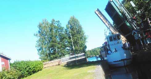 Sedan blev det dags att åka kanalbåt, som utgck från Långbron. På denna turen fck v uppleva en mycket vacker sjöväg med lunch. Båtturen slutade efter den världsberömde akvedukten Håverud.
