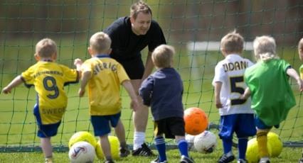 P/F Fotbollsskolan 8 år Starten på ett livslångt intresse för fotboll. Träningen ska bestå av lek och glädje. Det ska vara roligt att gå till träningen. Internturneringar (5-manna) för 5-6 åringar.