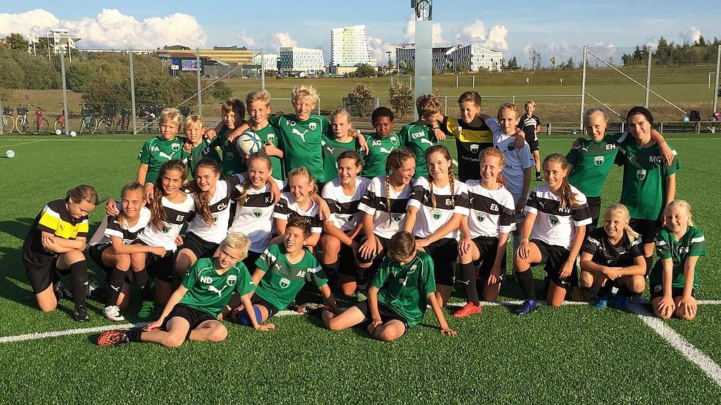 Spelare i Hyllie IK. Som spelare i HIK kräver vi att du uppträder på ett sportsligt och kamratligt sätt. Dessa regler gäller för alla spelare inom HIK. Kom i tid till träning och match.