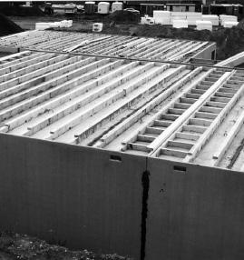 LÅSNING av bjälklaget sker med trä- eller betongskruv, beroende på stommaterial. Bjälklagselementen är i allmänhet förborrade på fabrik.