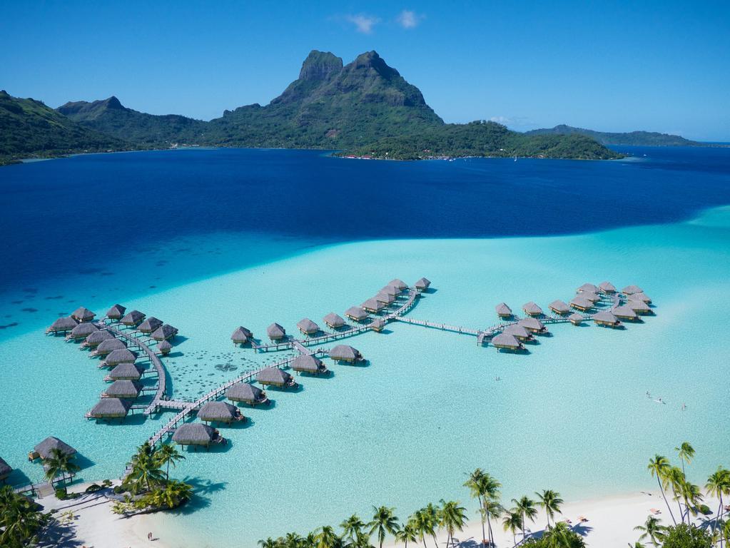 Dag 16 Bora Bora - Moorea 2 18 okt Inrikesflyget tar oss idag till en annan av Tahitis alla vackra pärlor, ön Moorea. En vacker och lummig ö med fruktplantager och höga berg.