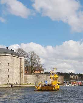 har det under många år spekulerats i bl a brobygge eller tunnelalternativ. Så blev då lösningen en fast förbindelse sjövägen till den gamla fästningen. Invigningen skedde den 29 april i år.