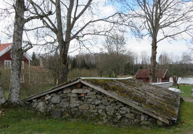 nya. Till gården hör stenkällare, stenmur och