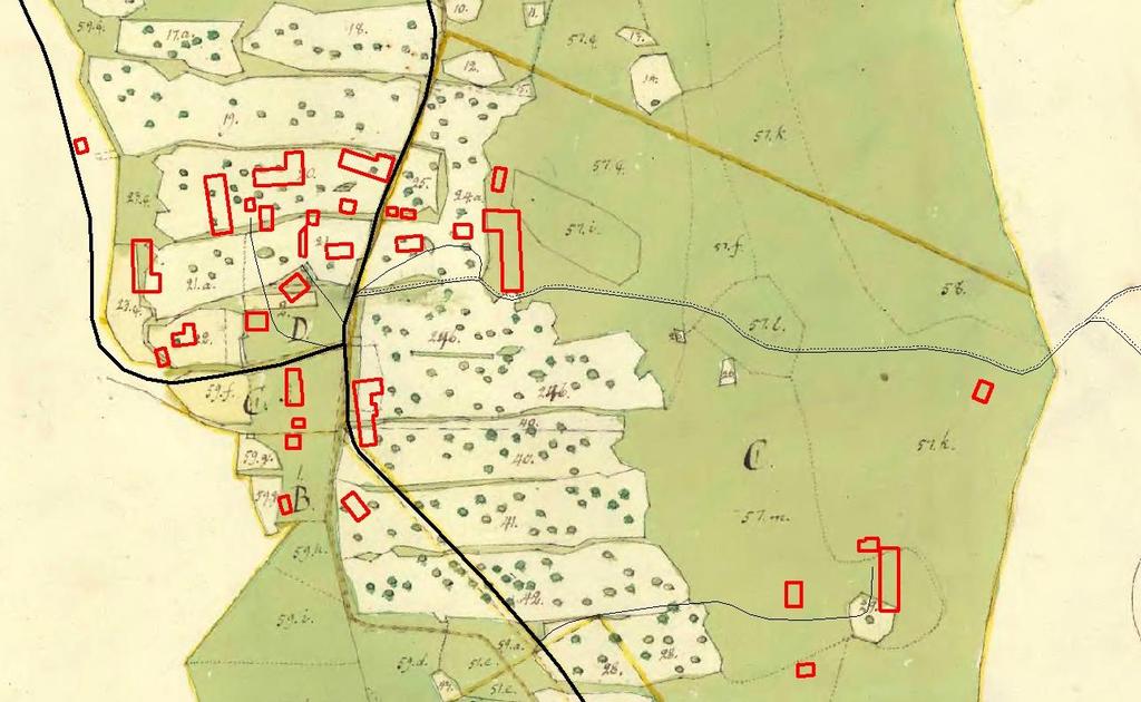 Karamåla by har en tydlig äldre bykärna med flera gårdar på rad, bostadshusen intill varandra och ekonomibyggnaderna på baksidan. Därtill finns tre utskiftade gårdar söder om byn.