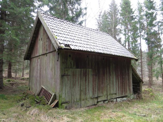Intill den tidigare brukade mossmarkerna norr om byn