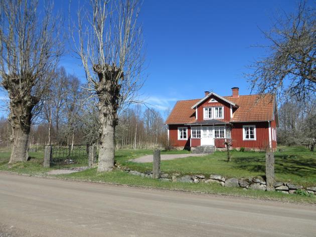 En av de många källarbodar som finns i byn.