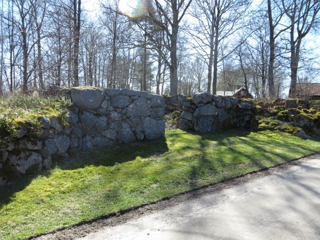 Mitt i stenmuren som kantar bygatan ligger grunden efter