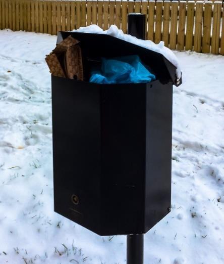 användas till hushållssopor, grillrester, flaskor, blöjor, pizzakartonger, övriga kartonger, plasthandskar med mera Vi har fullt funktionella sophus på baksidan samt en container som töms två gånger