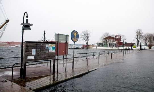 17 Extrema vattenståndsnivåer inträffar oftast i samband med kraftiga pålands- eller frånlandsvindar. Hur högt eller lågt det kan bli varierar längs med den svenska kusten.