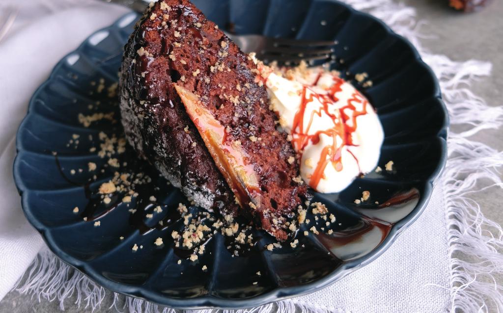 Banankaka EN HÄRLIG MJUK KAKA MED SMAK AV KARDEMUMMA OCH DADELSIRAP Ingredienser för 12 personer: 3 ¾ dl vetemjöl special 100 smör 3 ägg 2 bananer, mosade 1 ½ dl dadelsirap 1 dl valnötter, hackade