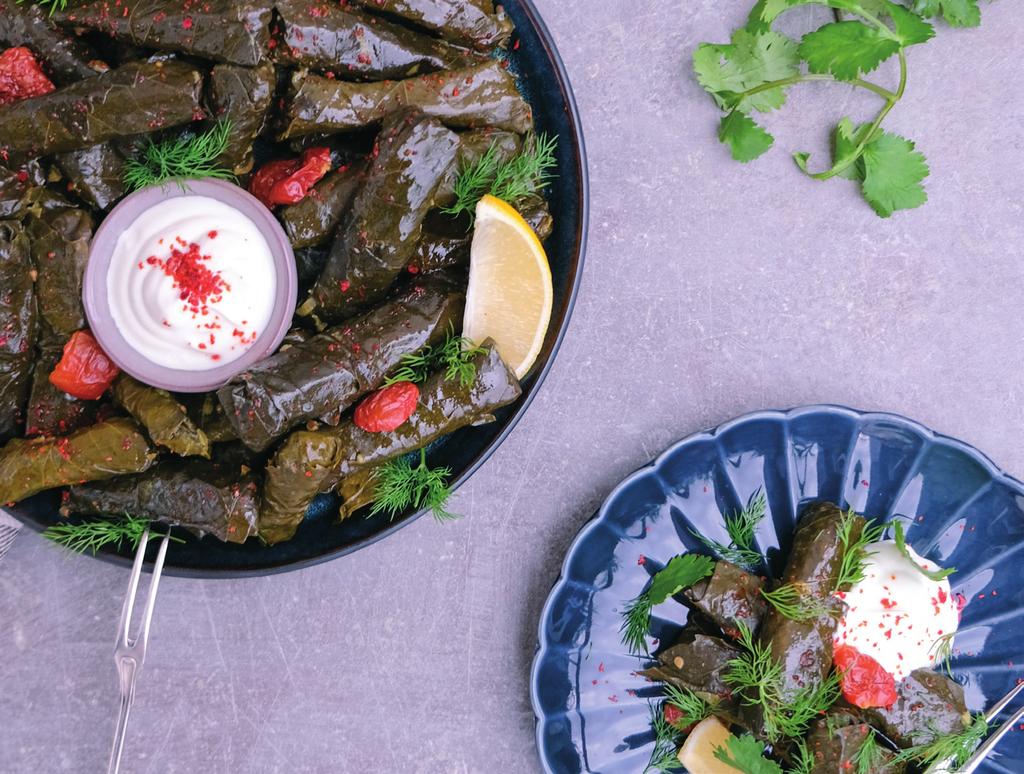 vinbladsdolma FYLLDA VINDRUVSBLAD MED RIS, GRÖNSAKER OCH FÄRSKA ÖRTER EN ÄLSKAD MELLANÖSTERN KLASSIKER.