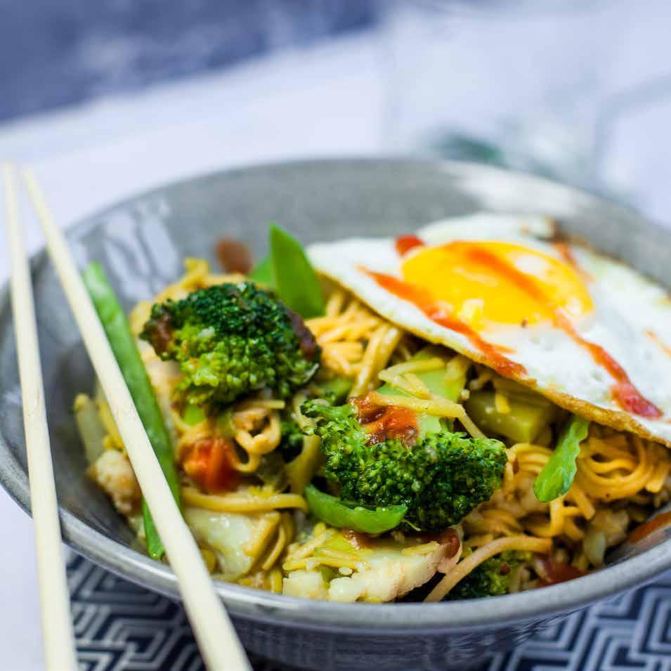 NUDELWOK med broccoli och lättstekt ägg 4 port.