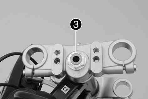 Kontrollera att O-ringarna för styrhuvudets tätning sitter korrekt. 400563-01 Skjut på skyddsringen. Sätt i och dra åt muttern.