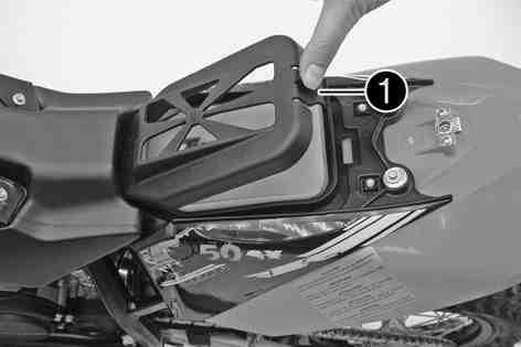 UNDERHÅLL AV CHASSI OCH MOTOR 53 9.76Demontera luftfiltret x Observera Motorskada Ofiltrerad insugningsluft minskar motorns livslängd.