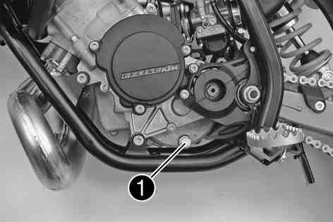 UNDERHÅLL AV CHASSI OCH MOTOR 58 Fyll på växellådsolja. x ( s 58) 9.87Tappa av växellådsoljan x 400722-01 Risk för skållskador Motoroljan och växellådsoljan blir mycket varma när motorcykeln körs.