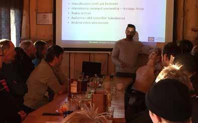 Några meter från kåtan finns gemensamma duschar och toaletter. Vår konferenslokal ligger i vårt vildmarkshus som är rustikt och helt byggt i trä med en fantastisk utsikt över sjö och skog.