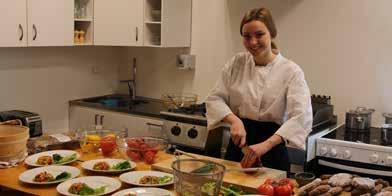 Vi rekommenderar stövlar då ravinen vissa gånger om året är ganska fuktig.