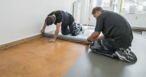 3 4 Installera golvbeläggningen: Dra av skyddsfilmen