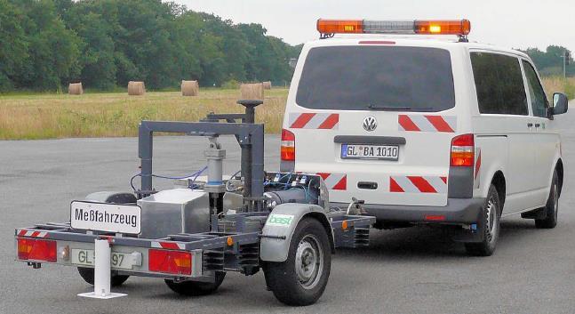 belastningen mellan (1) och (2). Det finns också en komponent som används för att reducera vibrationer, men den är inte inritad i figuren.