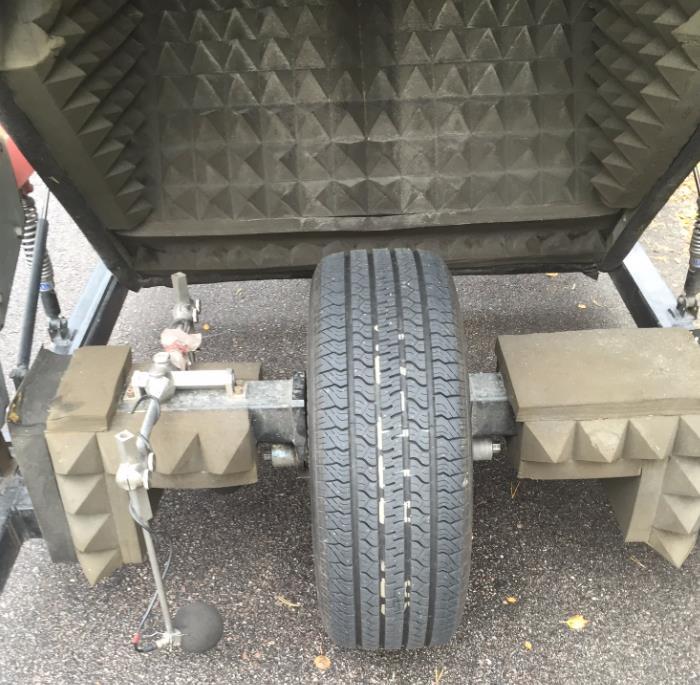 Figur 10. Tiresonic Mk4 detaljer: mikrofoner och referensdäck (foto: Tiago Vieira). Föraren i dragbilen ser hastigheten under mätningen och kan anpassa den till den önskade hastigheten.