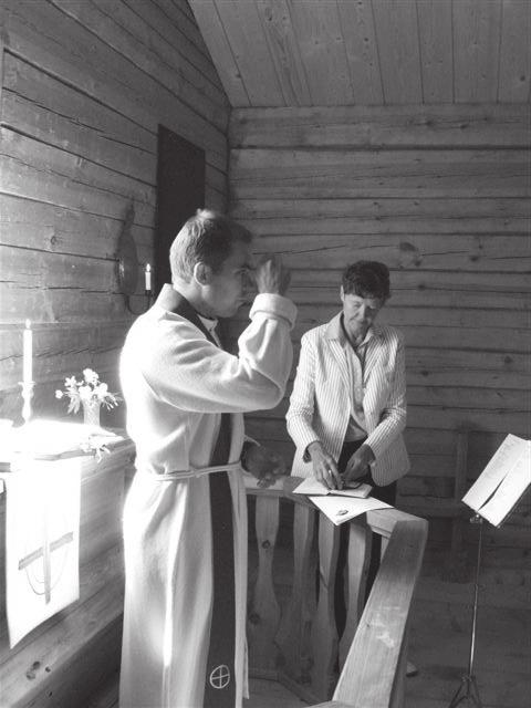 Delad gemenskap Då vi var klara med rundvandringen kallade kyrkklockorna oss till nattvardsmässa i den otroligt vackra lilla kyrkan.