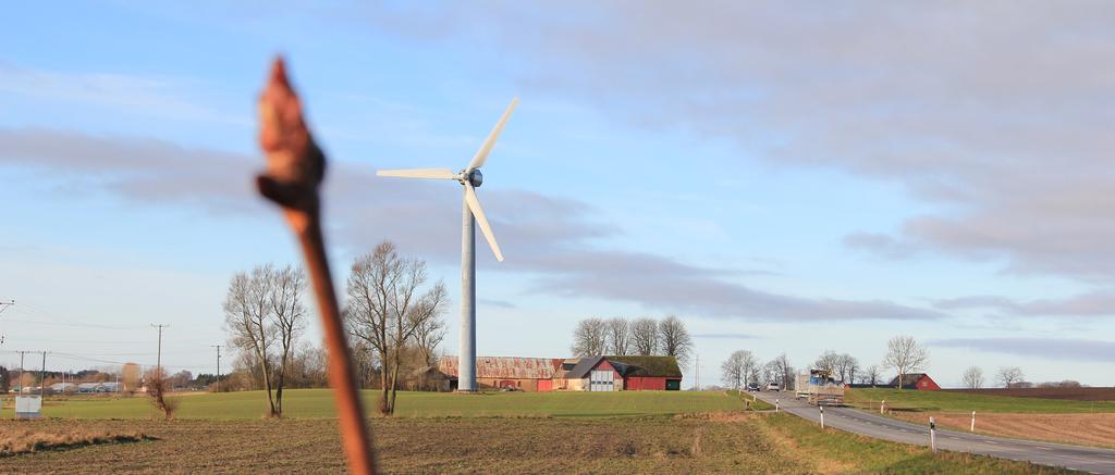 Ekonomin Den första vindkraften i Sverige byggdes på de bästa vindlägena, ofta kustnära och i slättlandskap i södra Sverige.