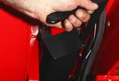 Det finns en joystick för manövrering av utmatningsrörets funktioner. En indikator visar om doseringsrotorn är igång.