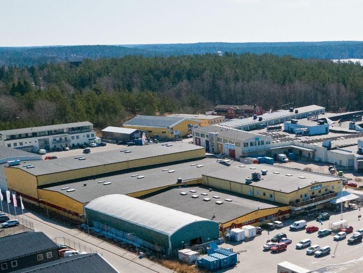Fastighetsinformation Byggnad På tomten finns en större butiks och lagerbyggnad uppförd 1998 och tillbyggd 2010-2011. Byggnaden håller genomgående ett normalt skick och standard för nybyggnadsåret.