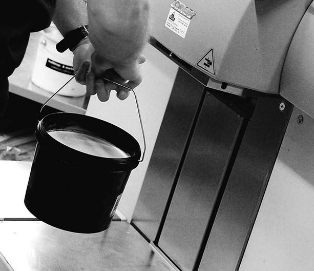 vägg och golv behöver renoveras sortiment av verktyg och tillbehör till för att kunna sätta godkända tätskikt.