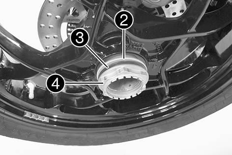 Långtidsfett ( s 187) Skjut på bakhjulet på hjulaxeln. Medbringarbultarna hakar i hålen på fälgen.