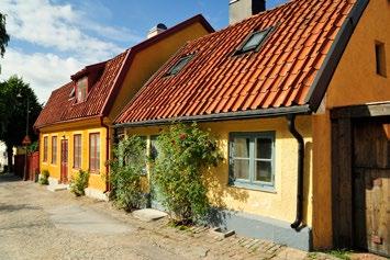 Bostäderna är placerade med en tydlig stadsmässig ordning mot gatan och kvarterets hörn är markerade och omsorgsfullt gestaltade.