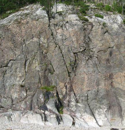 Kortsidan Detta är den vänstra kortsidan av Sjöväggen. 1 Neverland ** 6- (b) 20m Simon Talltorp (2011) Breda sprickan upp till det stora klämblocket.