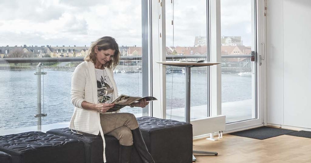 7 Interiör från fastigheten Dragör 1 i Malmö, med vy över Öresundsbron. Klöverns affärsmodell Den centrala punkten i Klöverns affärsmodell är förvaltning av bolagets över 400 fastigheter.