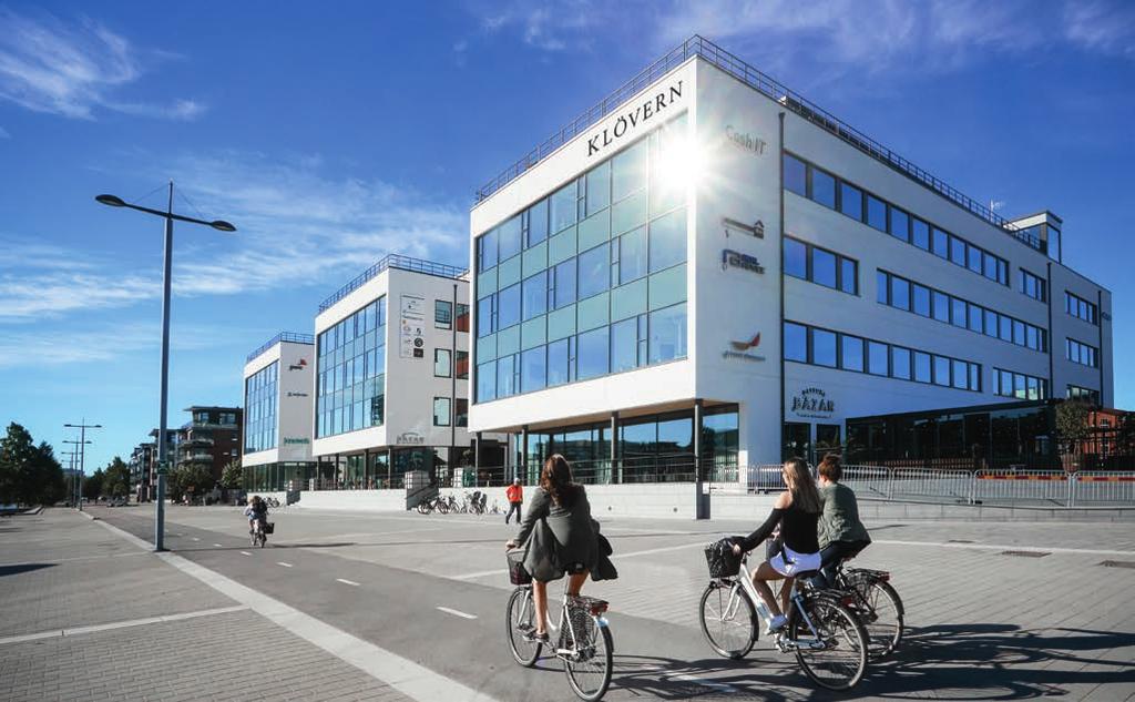 FÖRVALTNINGSBERÄTTELSE KARLSTAD, PINASSEN 2 SKEPPET I Inre hamn i Karlstad, precis bredvid vattnet och med fem minuters promenad till centralstationen och centrum, har Klövern byggt ett unikt