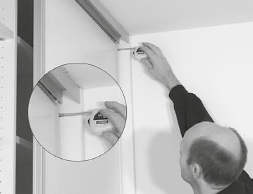 Skjutdörren placeras i innersta spår