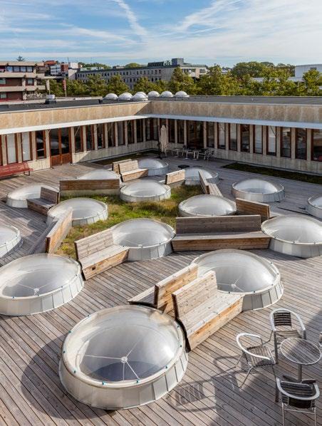 I samband med renoveringen av takterrassen på Växjö Stadsbibliotek ville man förnya och förbättra isoleringen av kupolerna.