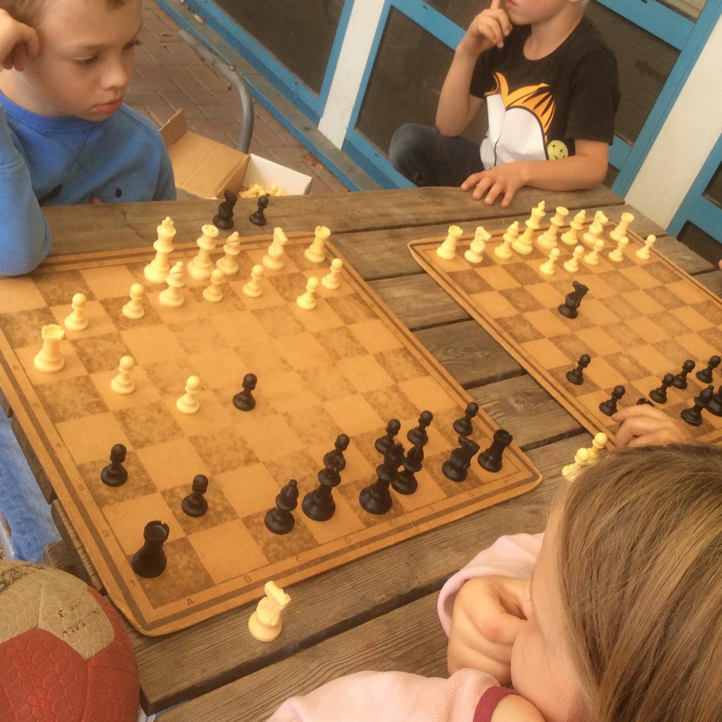 Vi har satt upp anslag på skolan om att schackklubben finns och vilka tider man kan spela. Vi har märkt ett intresse från eleverna, då fler frågar om schackklubben.