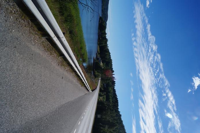Regeringen har beslutat att avsätta statliga medel för trafiksäkerhetsåtgärder längs de mest olycksdrabbade vägarna i landet för att minska antalet döda eller svårt skadade i trafiken.