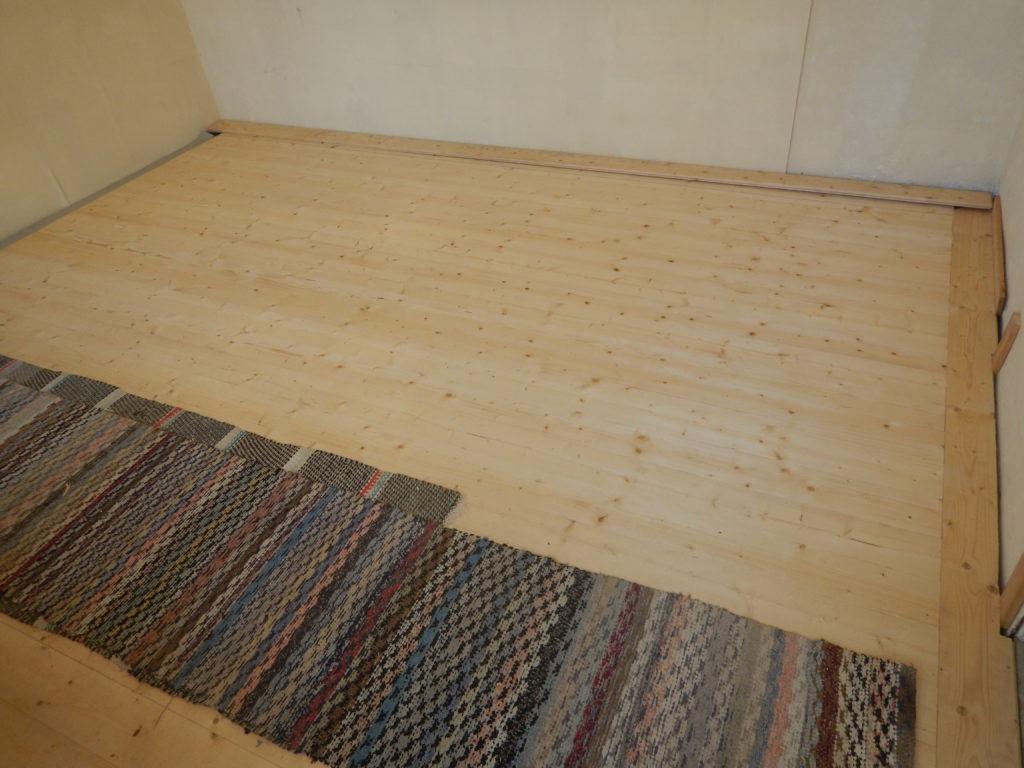 Det gick långsamt fram men det gick ändå fram Det har gått långsamt fram men nu är i alla fall golvet i lärarens arbetsrum klart (utom de sista rambräderna) och därmed är alla rum i gamla folkskolan