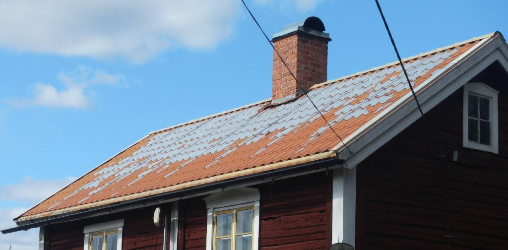 Det är bara sydsidan som flagar medan nordsidan är ganska snygg än. Samma fenomen syns på gamla folkskolan men där är plåten ännu tjockare och bättre.