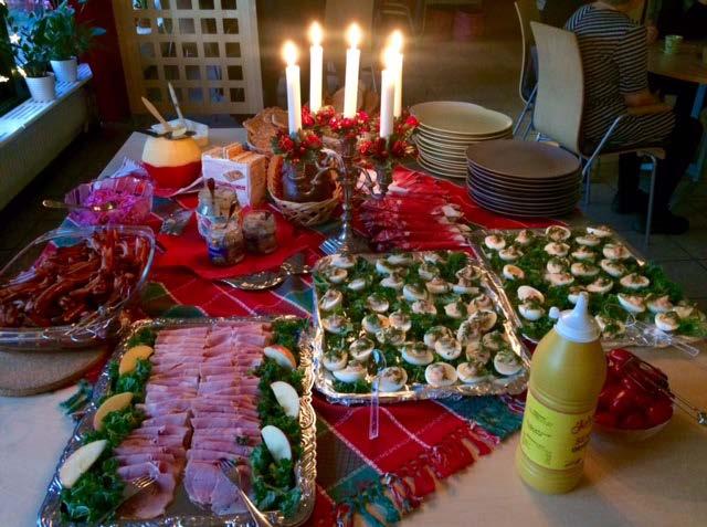 Kanelbullens dag Eva knådade degen och bakade en herrans massa bullar som vi bjöd på, på kanelbullens dag.
