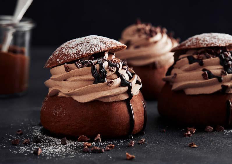 Lakritssemla med hallon Supergod semla med smak av lakrits och söt hallongrädde på bulle penslad med lakritssirap. En härlig smakkombination som många gillar.