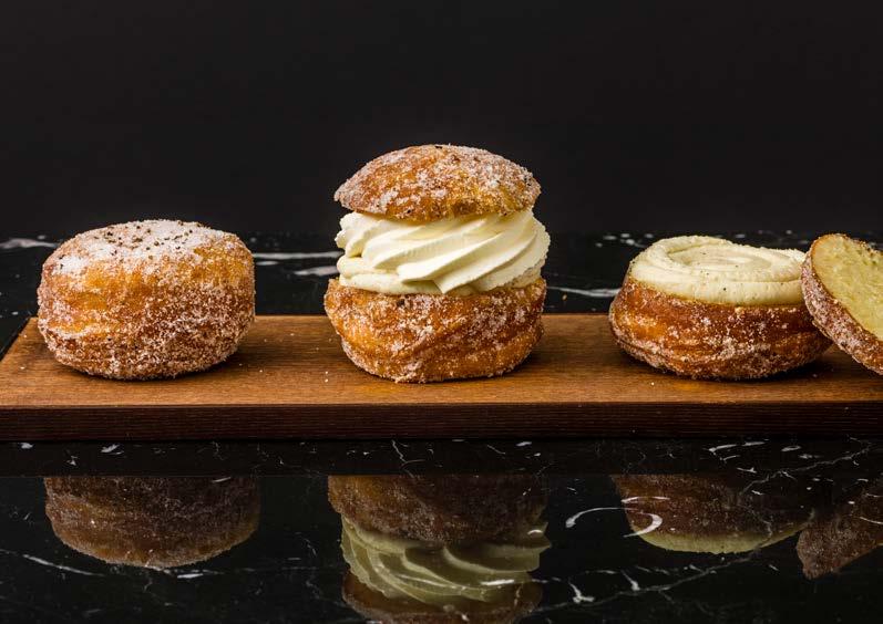 Munkla När Roy Fares kombinerade några av sina favoritbakverk, brioche, munk och semla, föddes den friterade semlan Munkla. En trippelhybrid med extra twist.