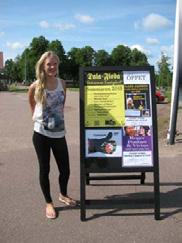 På fritiden tränar Isabell löpning och styrka och funderar på att börja på fotboll igen. Andra dan på jobbet Britta Liss gör sin andra dag som turistvärdinna.