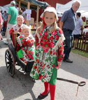 KOFESTEN (Komidsommarfesten) Flera hundra år gammal tradition Andra helgen i juli buffrade man enligt traditionen hem till byn från fäbodarna med korna, för att slå och bärga höet.